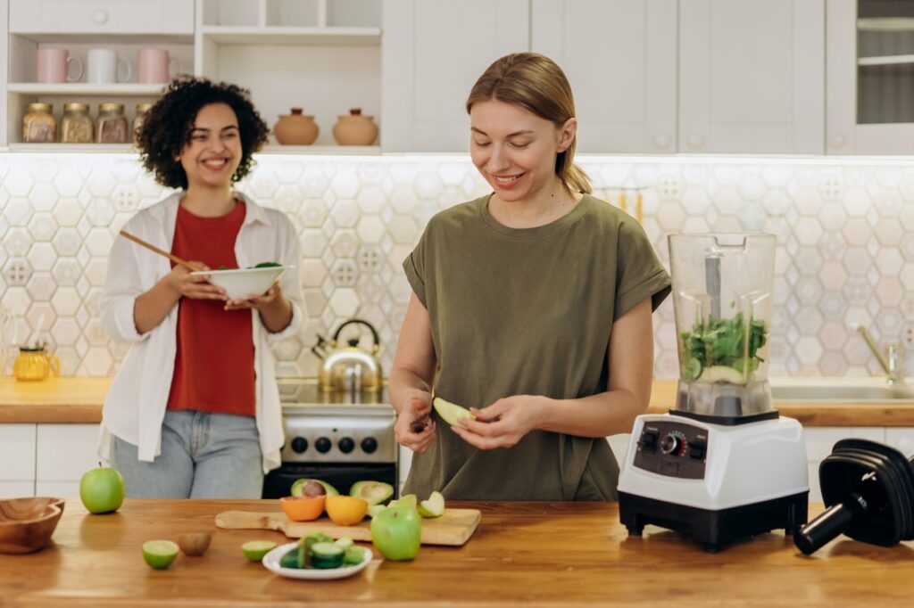 chicas cortando fruta